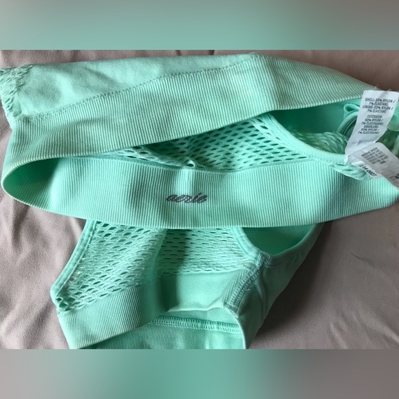 NWOT aerie Mint Green High Neck Fishnet Back Sports Bra Top - M - Picture 3 of 6